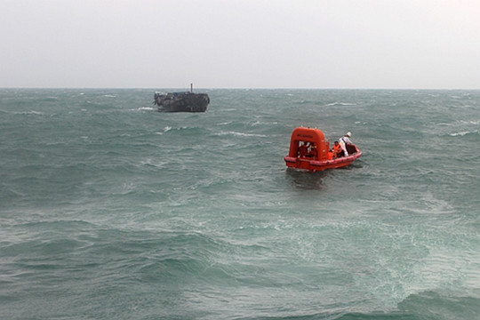 南海一塞拉利昂籍船舶遇險 10名船員失聯