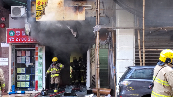 深水埗地舖起火 3人吸入濃煙不適送院