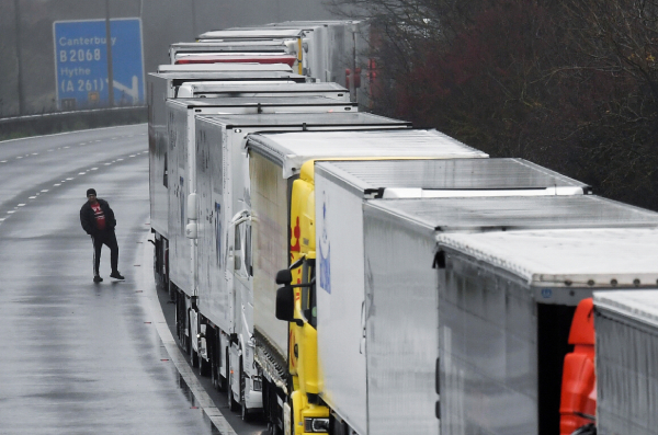 英國擬開展貨車司機病毒檢測 法國或重開英法貨運通道
