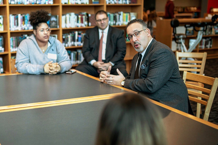 拜登任命康涅狄格州教育局長擔任教育部長