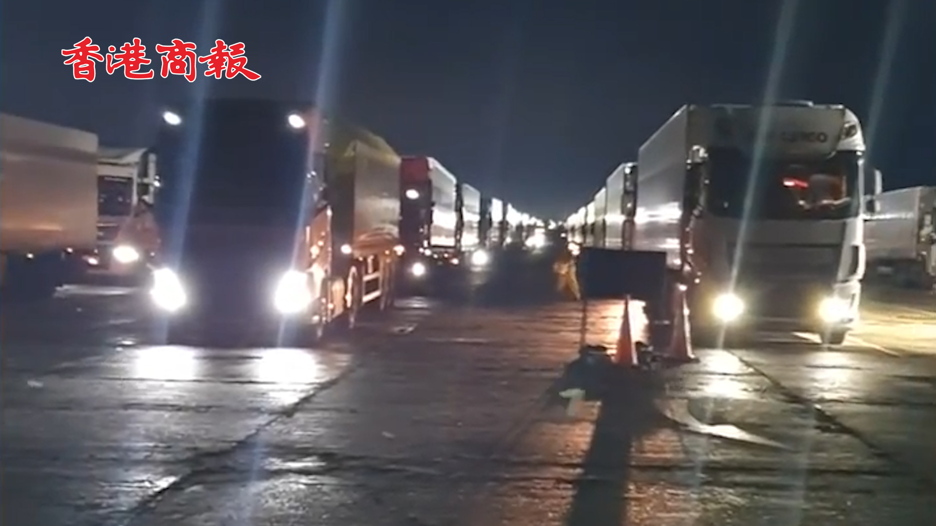 有片丨滯留英邊境司機集體抗議：沒有水無法上廁所 瘋狂鳴笛泄憤