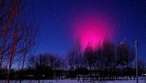 青海德令哈上空出現紅色「奇光」