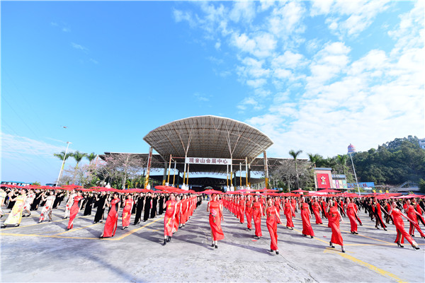 東莞觀音山上演千人旗袍秀