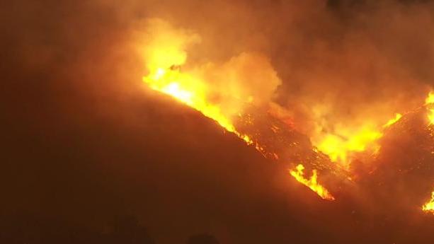 美國加州聖地亞哥爆發山火 附近地區居民緊急疏散