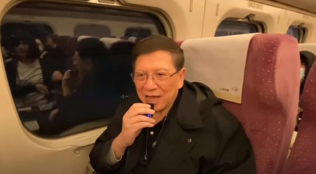 港名嘴「高鐵脫口罩」狂講18分鐘！違規遭民眾檢舉​