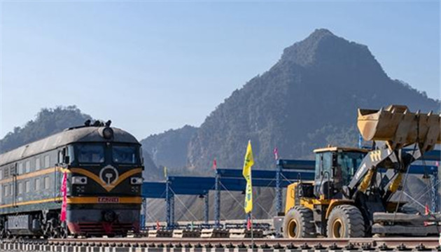 中老鐵路萬象至琅勃拉邦段完成鋪軌