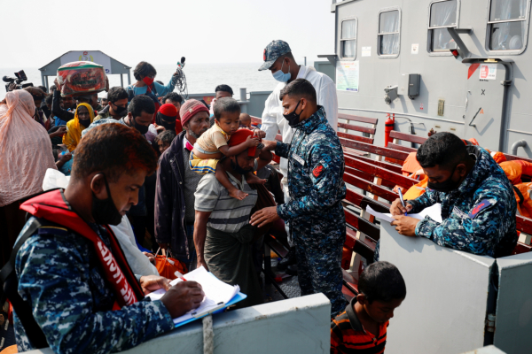 圖集 | 孟加拉出動海軍船艦  載羅興亞難民至外島