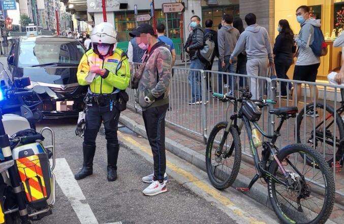 警方港島打擊單車違泊 發21張傳票