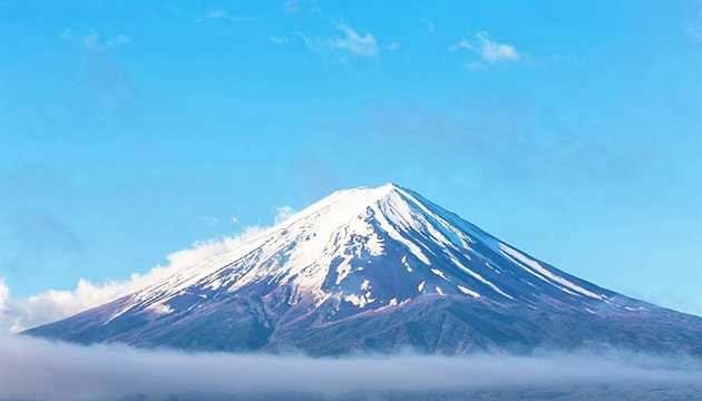 日本富士山頂終於積雪迎新年