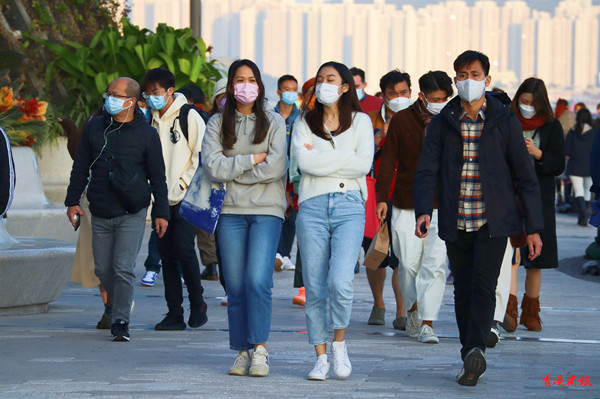 市民添衣禦寒 仍有人「轻装上阵」