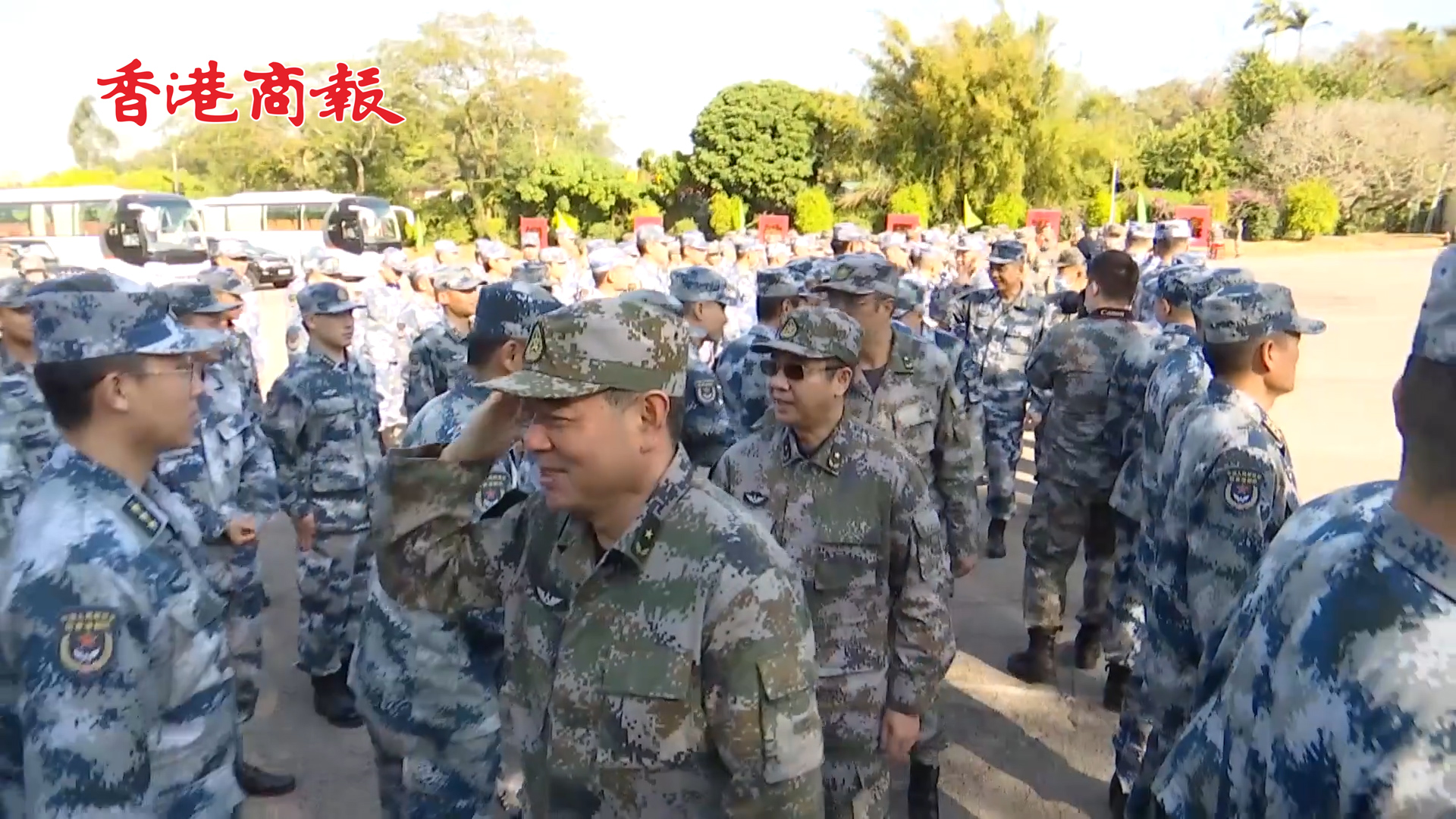 有片丨駐港部隊部分軍官輪換離港 戰士們彼此相擁惜別