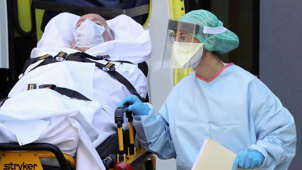 英國日增確診超5萬：已重啟臨時醫院、倫敦小學全面關閉