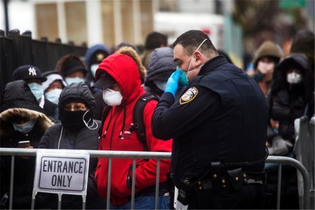 美國新冠疫苗接種現混亂 數百老人徹夜排隊14小時