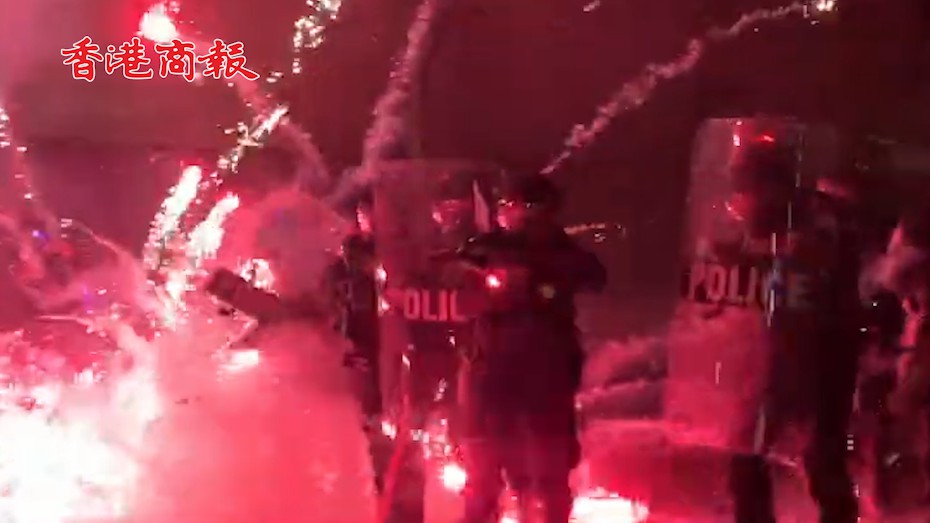 有片丨美國跨年夜發生騷亂 示威者暴力行為逐漸升級