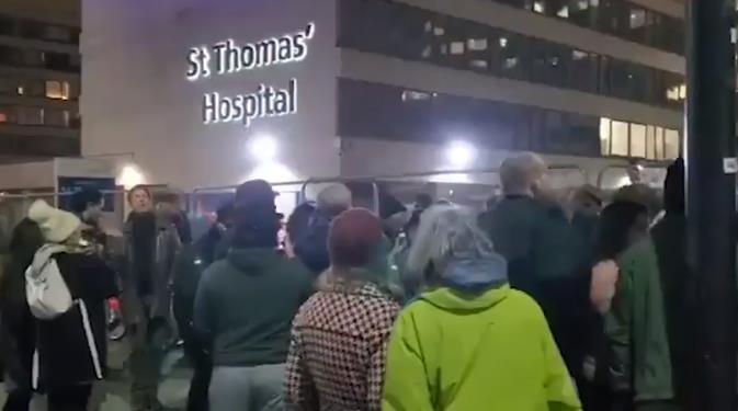 英國數百人醫院外高呼「新冠騙局」還不戴口罩 醫生：令人心碎