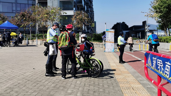 警方向市民派發傳單 提升市民的單車安全意識