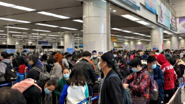 4日內過萬港人離境北上 深圳灣口岸逼爆