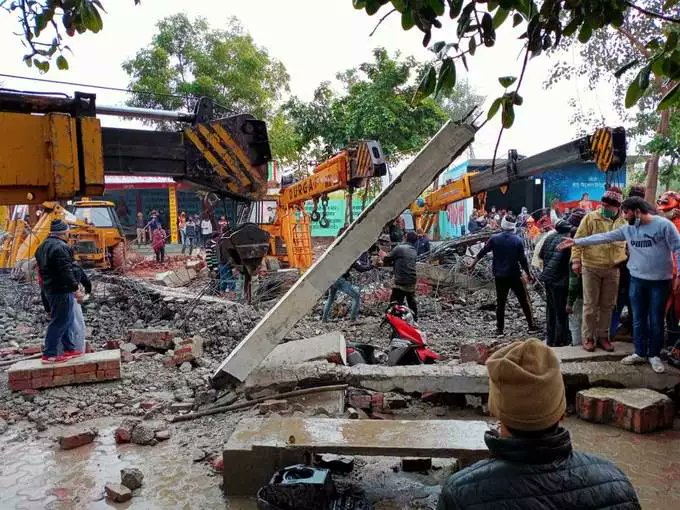 印度北方邦一火葬場建築坍塌 已致至少25人死亡