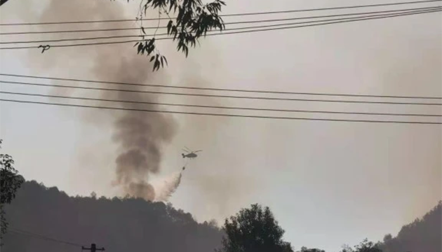 廣東梅州發生一起森林火災 2架直升機參與救援
