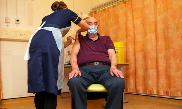 英國牛津疫苗今日開打 82歲老翁成接種第一人