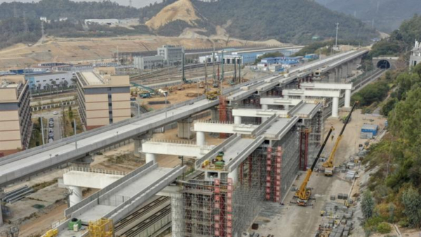 國內首次上跨廣深港高鐵箱梁橫移施工順利啟動