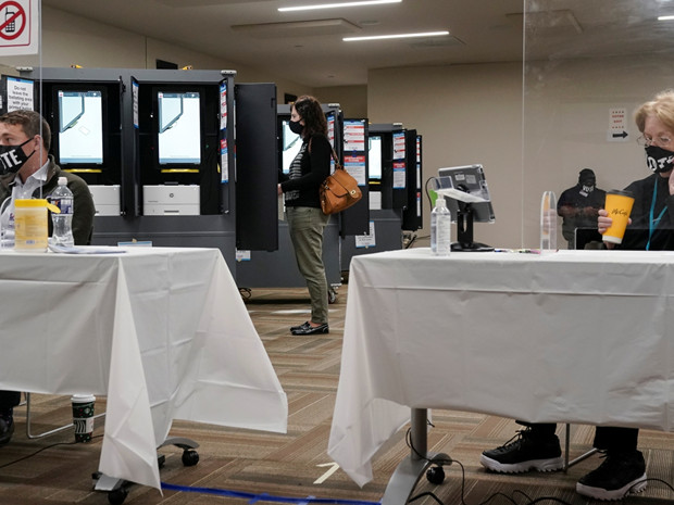 佐治亞州参院決選投票結束 民主黨的多數優勢縮小