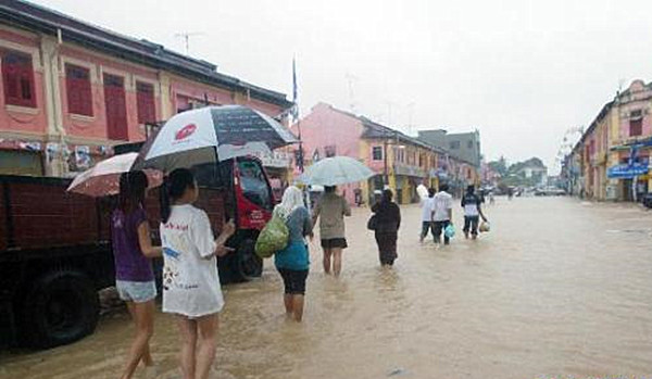 馬來西亞強降雨引發水災約3萬人被疏散