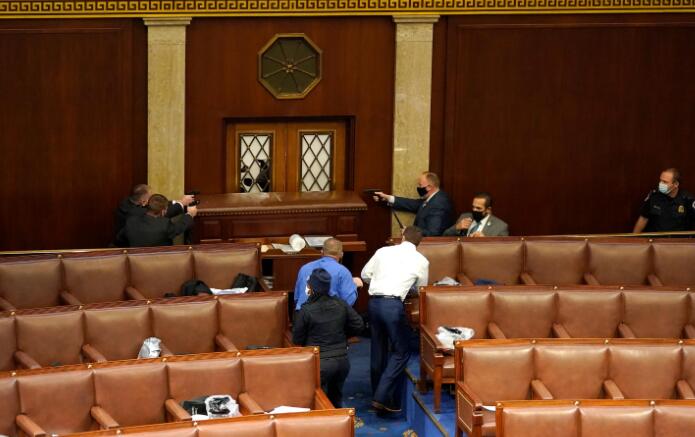 【追蹤報道】示威者在國會與警方持槍對峙 一女子中槍身亡