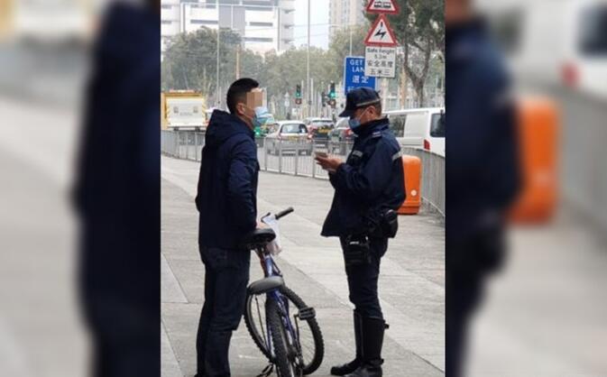 警方屯門新界北打擊單車違例 發32張傳票