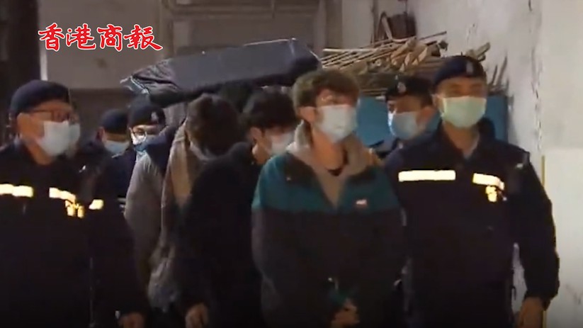 有片丨警方搗破觀塘無牌酒吧拘13人 年齡16歲至24歲