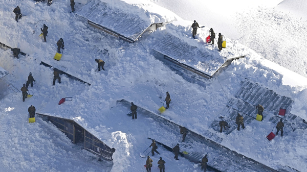日本局部地區降雪量創紀錄 逾千輛汽車受困