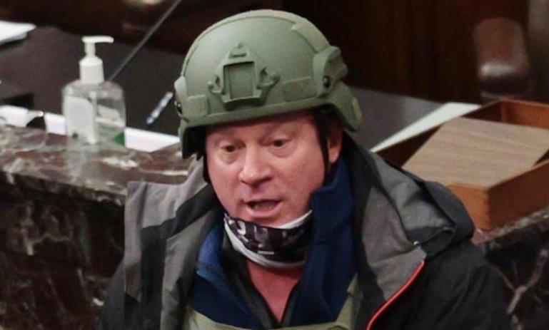 美國退休空軍中校被捕 闖入國會大廈時穿軍隊防彈衣