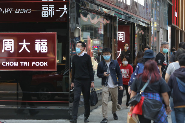 周大福上季零售值升近18% 港澳同店銷售挫31%