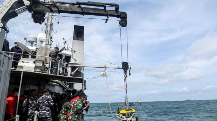 外媒：印尼海軍找到失事客機黑匣子 已運往碼頭