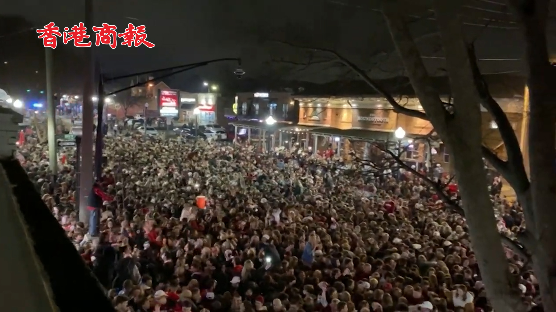 有片丨無視防疫規則！美國上萬球迷湧上街頭 不戴口罩擁抱狂歡
