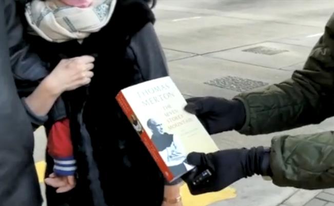 想懺悔？黎智英妻兒今早帶了本《懺悔錄》探監