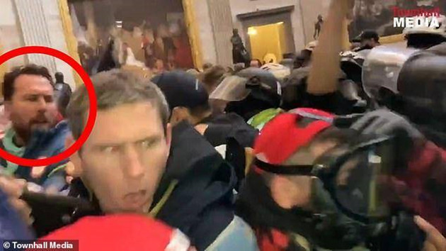 美奧運冠軍穿隊服參加國會騷亂被認出 曾搭檔菲比斯