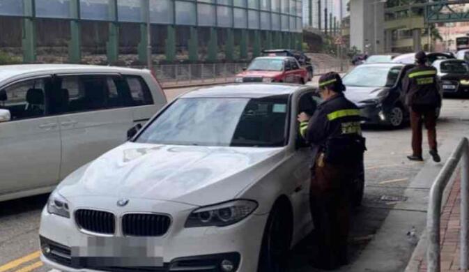 警方荃湾嚴打違泊 發逾1200張「牛肉乾」