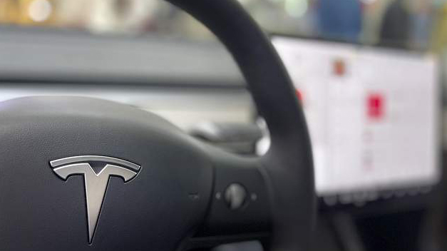 美國監管機構要求特斯拉召回15.8萬輛問題車