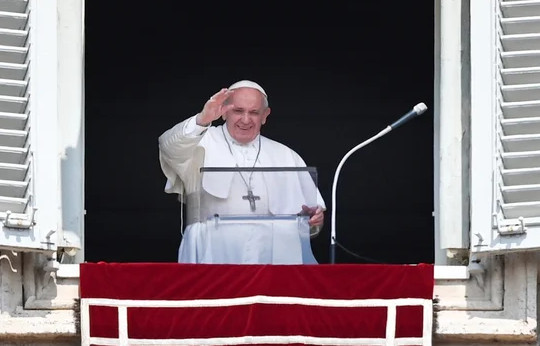 外媒：教皇方濟各接種新冠疫苗 93歲前教皇同天注射