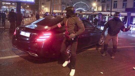 比利時首都騷亂 示威者襲擊國王座駕