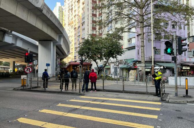 警方港島打擊行人亂過馬路 發80張傳票
