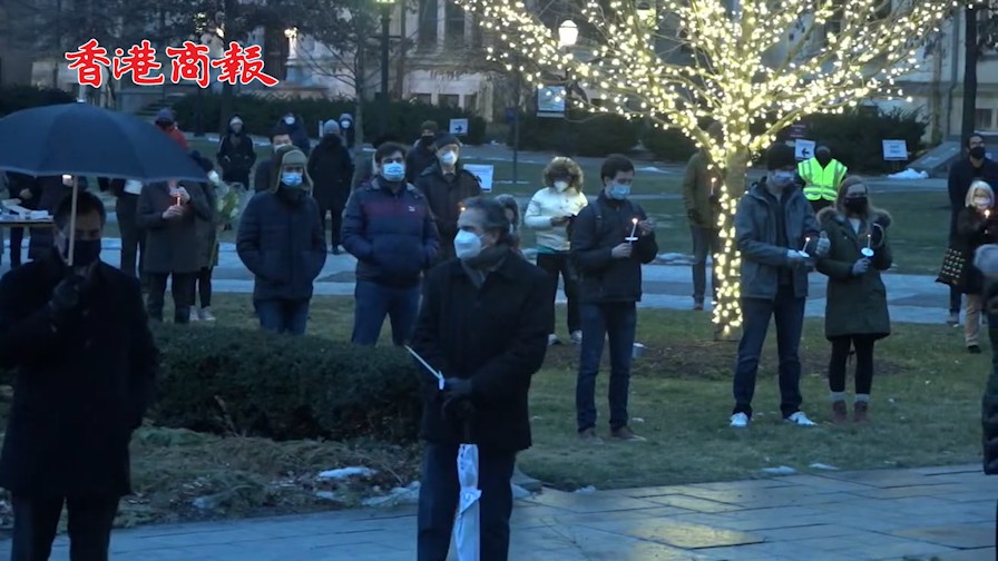 有片丨芝加哥大學中國留學生被槍殺 數百名師生在雨中舉蠟燭默哀