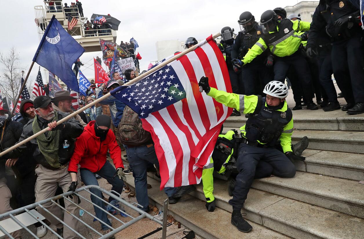 警察親述美國會暴亂 暴徒大喊：「用他的配槍殺了他!」