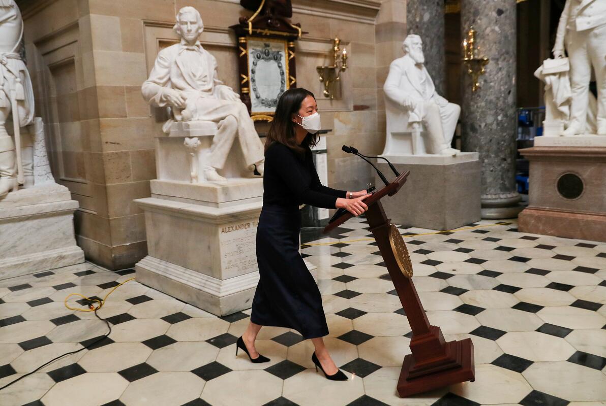 佩洛西講台回歸原位 暴亂中曾被暴徒搬走