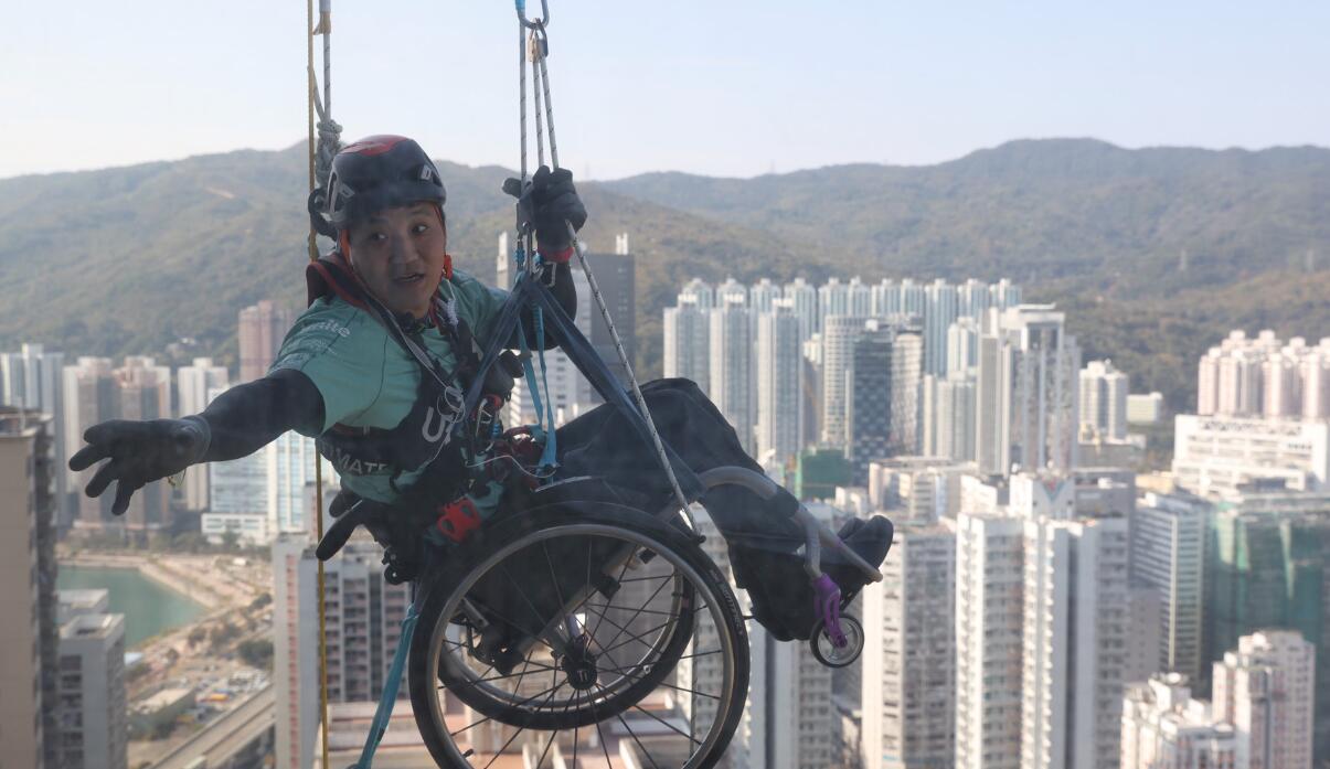 前「包山王」黎志偉輪椅上挑戰攀登320米大廈 因強風未登頂