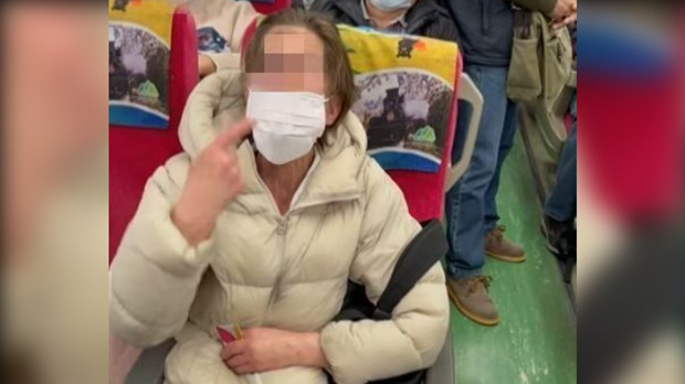 外國女子乘車不带口罩 他轟：別把台人當塑料