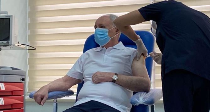 阿塞拜疆衛生部長接種中國產新冠疫苗