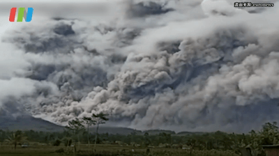 有片丨火山噴發煙柱直衝天際 印尼居民無奈清掃成噸火山灰