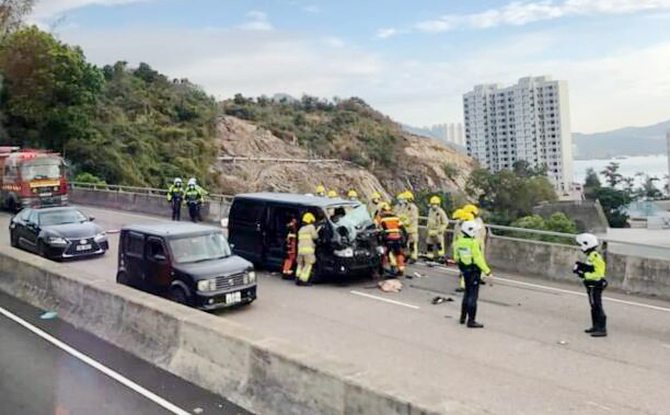 杏花邨對開兩貨車相撞 一司機被困送院